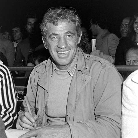 Jean-Paul Belmondo realizando una acrobacia en motocicleta durante la tradicional Gala del Sindicato de Artistas en París, marzo de 1963.