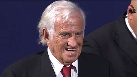 Jean-Paul Belmondo recibiendo el León de Honor en el Festival de Venecia, mostrando su emblemática vitalidad.