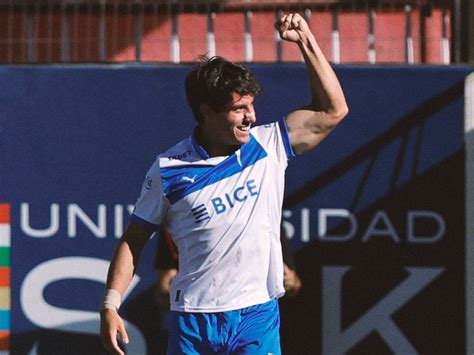 Gary Medel celebrando un gol con Universidad Católica