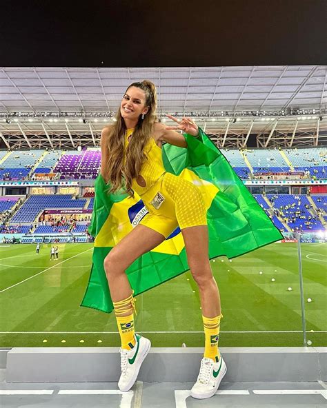 Fotografía de estudio de Izabel Goulart destacando su faceta como modelo internacional.