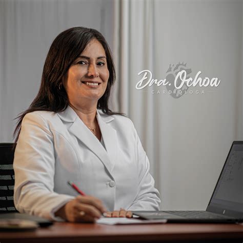 Retrato profesional de la Dra. Ysabel Ochoa