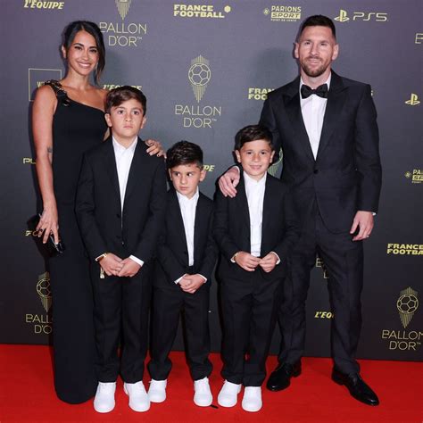 Foto familiar de Lionel Messi, Antonela Roccuzzo y sus tres hijos en un evento