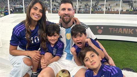 Lionel Messi mostrando el tatuaje de su hijo Thiago