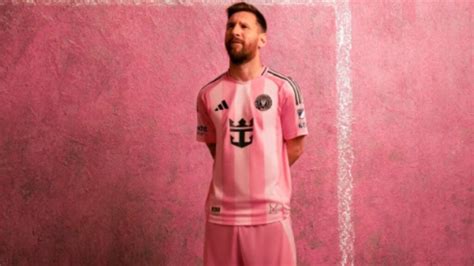 Mateo Messi jugando al fútbol con la camiseta del Inter Miami