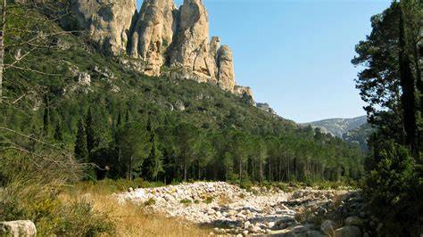 Paisaje natural de las montañas de Els Ports con senderos