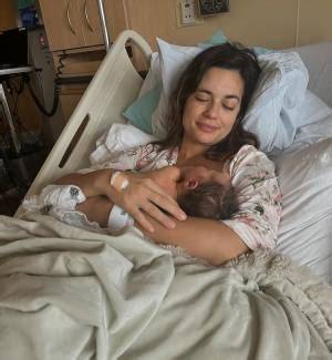 Fotografía familiar de Torrey DeVitto y Jared LaPine junto a su hija recién nacida.