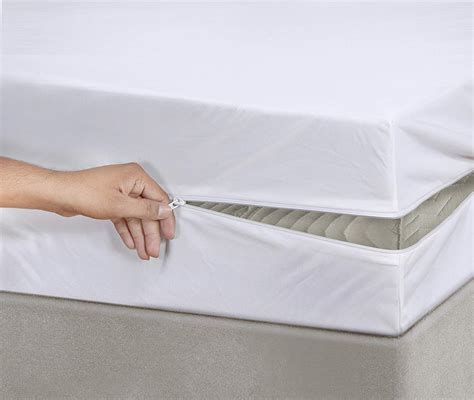 Foto de primer plano de un protector de colchón de cuna con textura suave