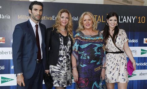 Fotografía familiar histórica de Antonio Asensio junto a Chantal Mosbah y sus hijos durante un evento social.