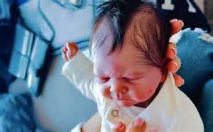 Detalle de la pintura facial y venas en un bebé reborn Arias