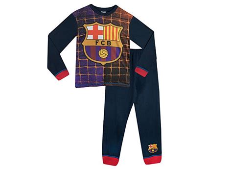 fotografía de un niño feliz usando un pijama oficial del FC Barcelona con los colores azulgrana característicos