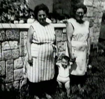 Fotografía de Fito Páez junto a su abuela Delia y su tía abuela Pepa en Rosario, año 1965.