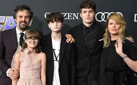 Foto familiar de Mark Ruffalo con su esposa e hijos