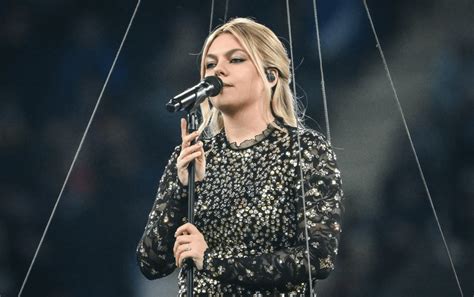 Fotografía de Louane Emera durante una presentación musical