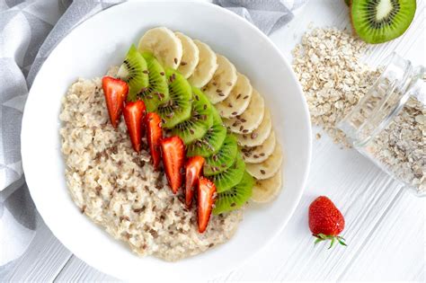 Gofres de avena y plátano decorados con frutas frescas.