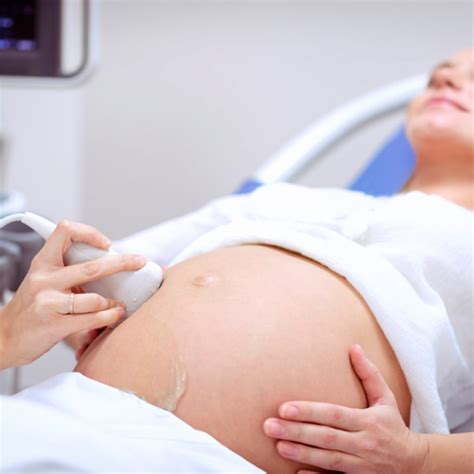 Representação gráfica de um médico especialista em medicina fetal examinando um ultrassom de um feto.
