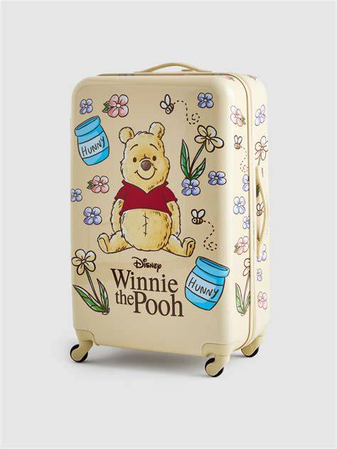 Expositor de maletas infantiles con diseños de personajes Disney en una tienda Primark