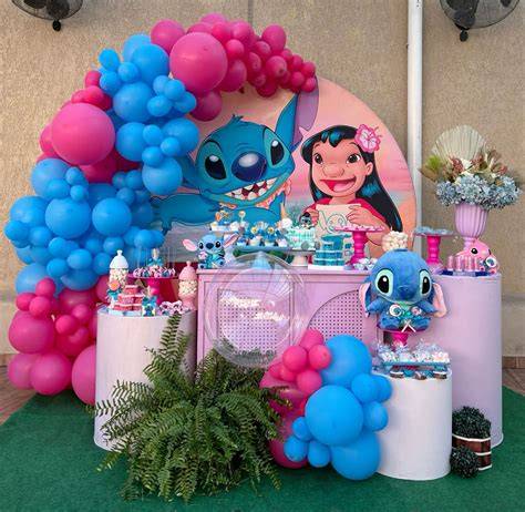 Diseño detallado de la maleta temática de Stitch inspirada en el universo de Lilo y Stitch