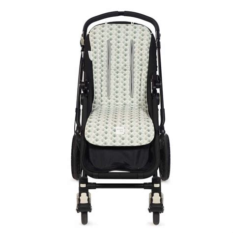 Variedad de sacos y colchonetas para sillas de paseo en diferentes colores y estampados