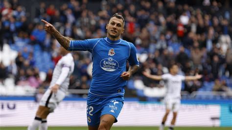 Fotografía de Juan Diego Molina 'Stoichkov' celebrando un gol con la camiseta del Deportivo Alavés