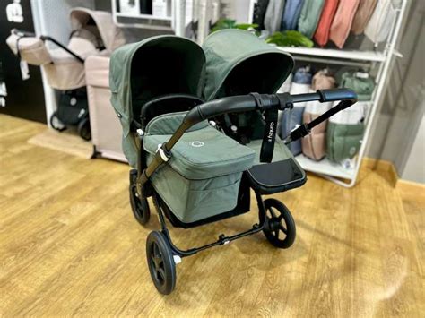 Infografía mostrando cómo los conectores de MAST transforman dos cochecitos individuales en un cochecito gemelar.