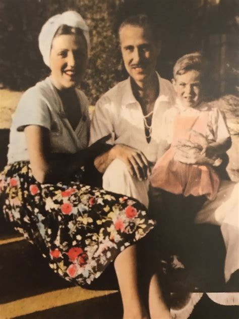 Fotografía histórica de Mary Santpere junto a su padre, Josep Santpere, en la Rambla de Santa Mónica.