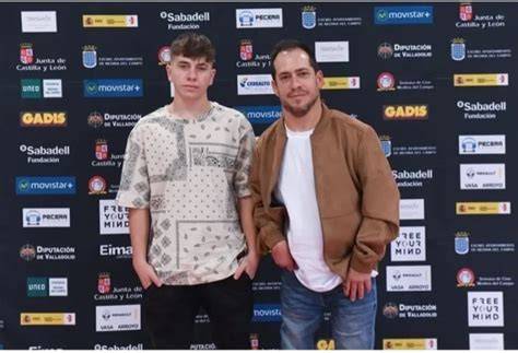 Retrato de El Langui junto a su hijo Hugo durante un evento profesional