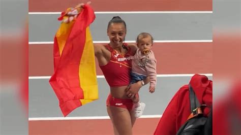 Imagen de Ana Peleteiro mostrando la ecografía de su futuro bebé junto a su hija Lúa.