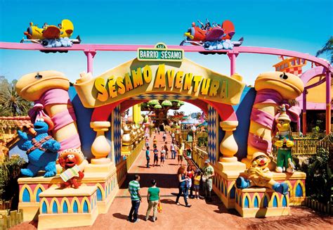 Foto panorámica de PortAventura World con Sésamo Aventura al fondo