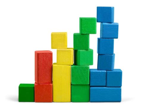 Torre de bloques en pleno proceso de construcción con bloques de colores