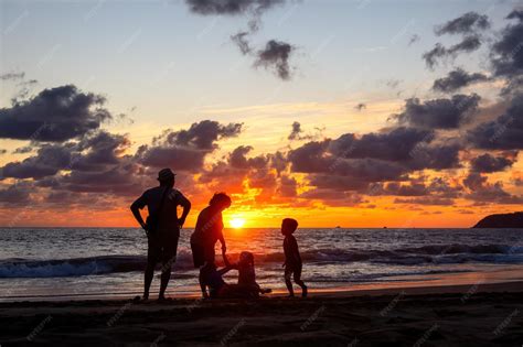 Familia jugando en la playa de El Sardinero, Cantabria