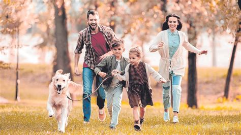Familia paseando con su perro por la costa cántabra