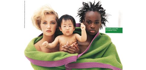 Fotografía icónica de Oliviero Toscani para Benetton: mujer negra amamantando a un bebé blanco.