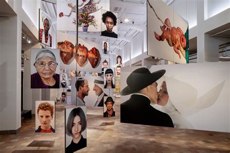 Exposición de Oliviero Toscani en Buenos Aires, donde una obra fue censurada.