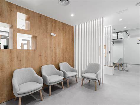 Foto de una sala de espera de casting de bebés con padres y niños