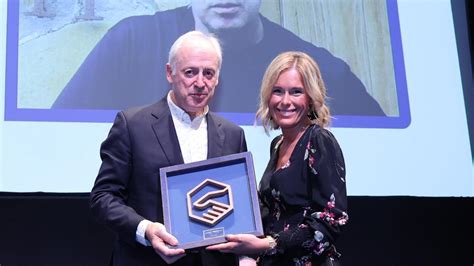 Foto de Bittor Arginzoniz con una expresión de incomodidad o timidez en un evento de premios