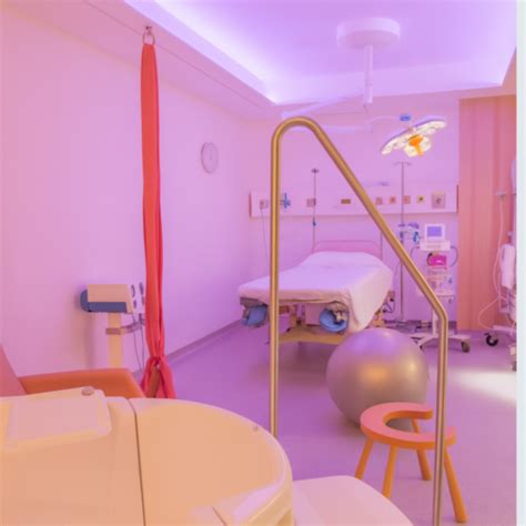 Foto de una sala de partos moderna y acogedora con elementos como una pelota de parto