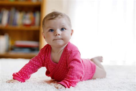 Bebé de 4 meses interactuando con un juguete, demostrando curiosidad y coordinación ojo-mano
