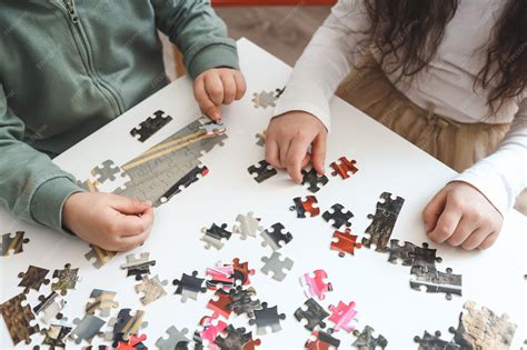 Familia resolviendo un rompecabezas en un escape room, imagen temática