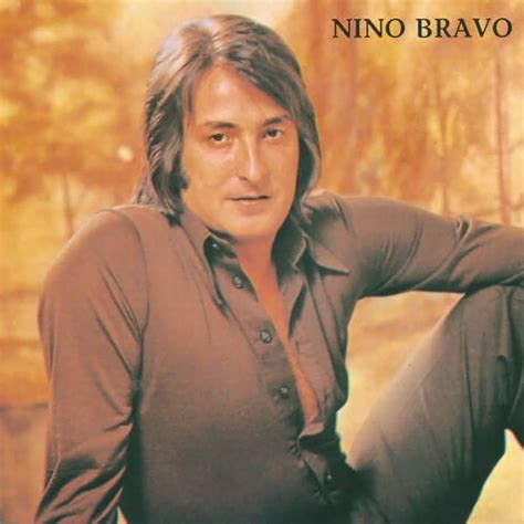 Retrato icónico de Nino Bravo en una actuación