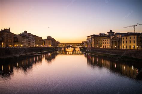 Vista panorámica del Ponte Vecchio al atardecer