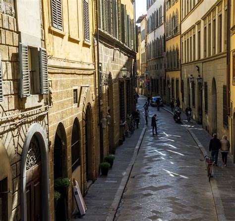 Calles del barrio de Oltrarno en Florencia con tiendas de artesanía
