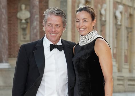 Hugh Grant y Anna Eberstein en un evento, fotografía temática