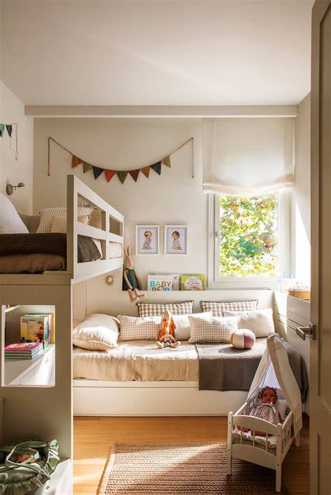 Foto de una habitación infantil ordenada con un burro de ropa para niños, mostrando prendas colgadas y accesorios en las baldas