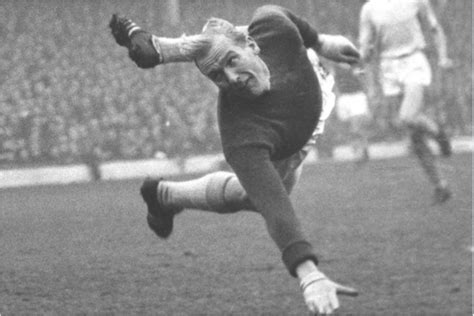 Fotografía de archivo de Bert Trautmann durante su etapa como guardameta en el Manchester City