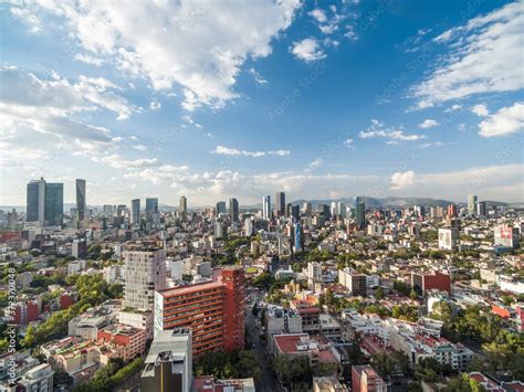 Vista panorámica de la terraza de una residencia de estudiantes con vistas a la ciudad de Bilbao.