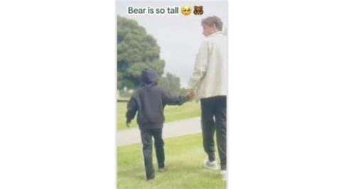 Foto de Bear Grey Payne de espaldas mirando un cartel publicitario de Liam Payne
