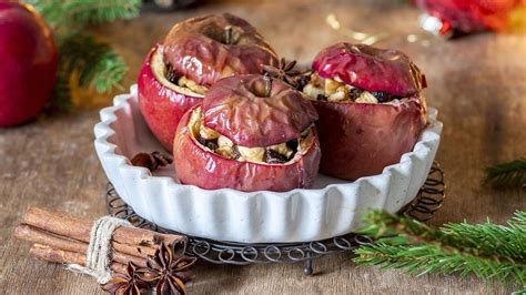 Variedad de rellenos para manzanas asadas al microondas: frutos secos, chocolate, queso y mermelada.
