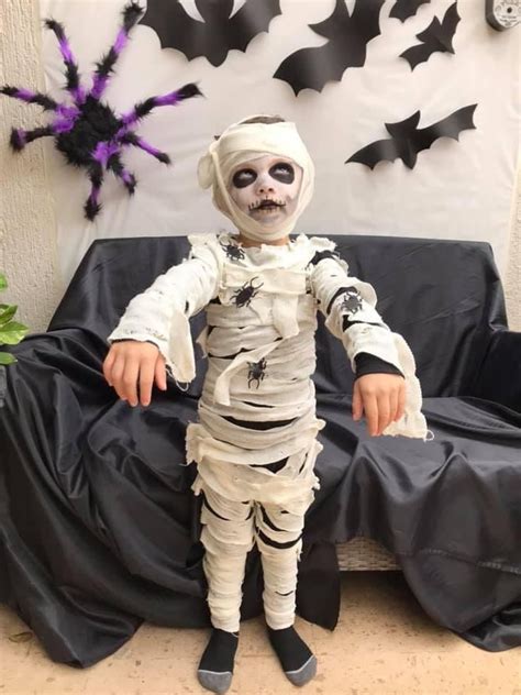 Niño disfrazado de momia con maquillaje de Halloween