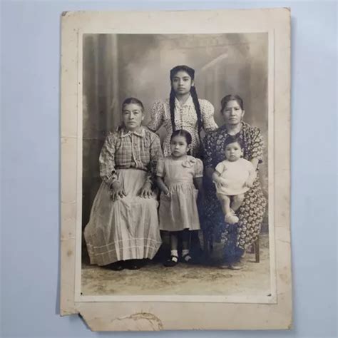 Fotografía antigua de una familia realizando la matanza tradicional