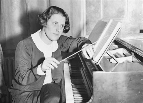 Antonia Brico dirigiendo una orquesta en los años 30